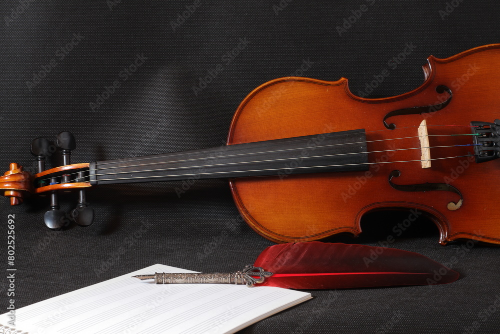 Fototapeta premium violin partitura tumbado fondo negro