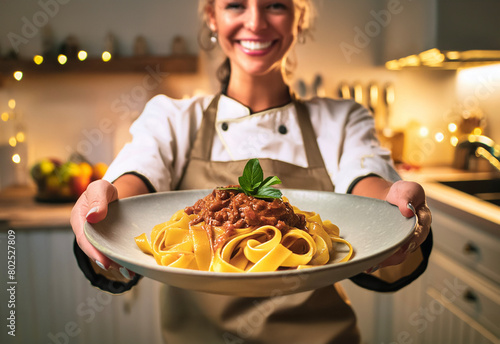 Fettuccine al ragù italiane sullo sfondo donna che sorride photo