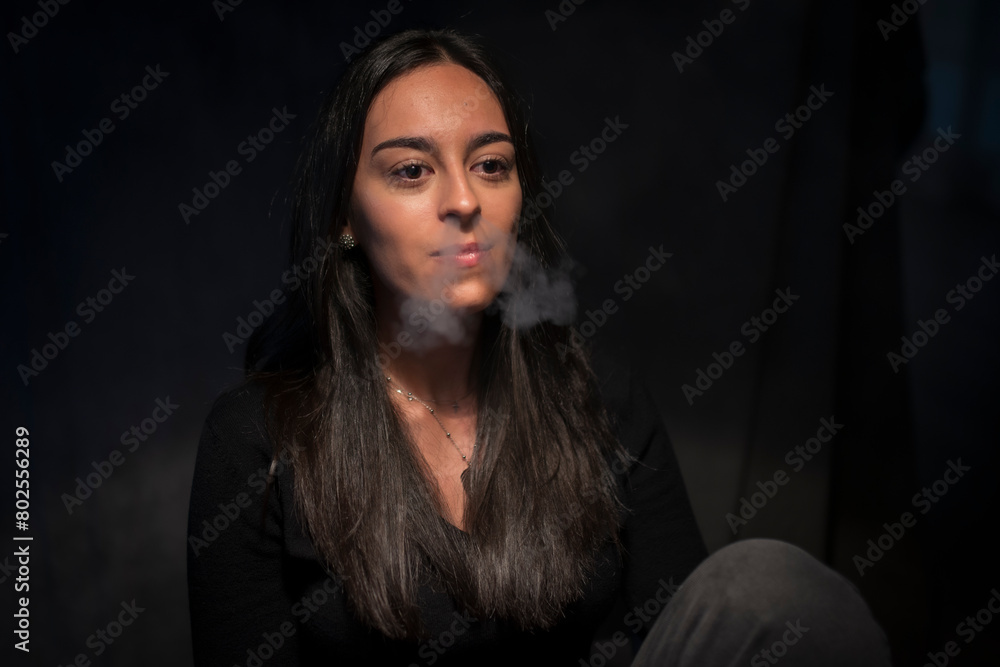 mujer echando humo por la nariz bapeando woman blowing smoke from her nose bapping mujer echando humo por la nariz bapeando woman blowing smoke from her nose bapping