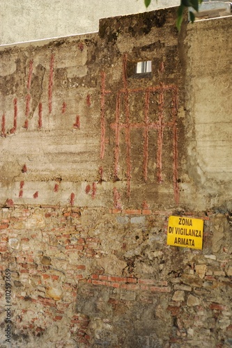 Vecchio danneggiato muro di cemento armato photo