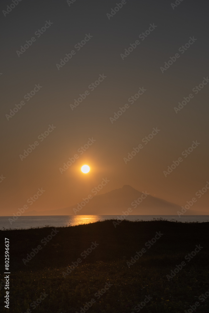 夕陽と利尻富士のシルエット
