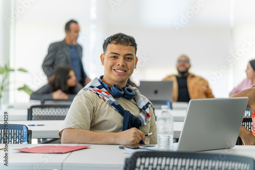 Foto portrait of a lgbt man at university looking at the camera