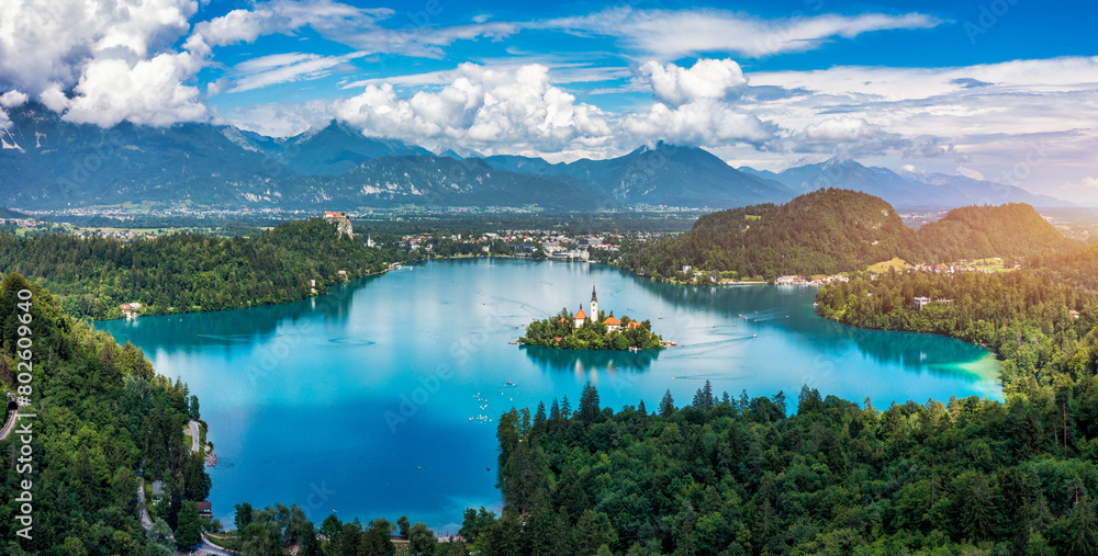 Obraz premium Lake Bled in Slovenia. Beautiful mountains and Bled lake with small Pilgrimage Church. Bled lake and island with Pilgrimage Church of the Assumption of Maria. Bled, Slovenia, Europe.