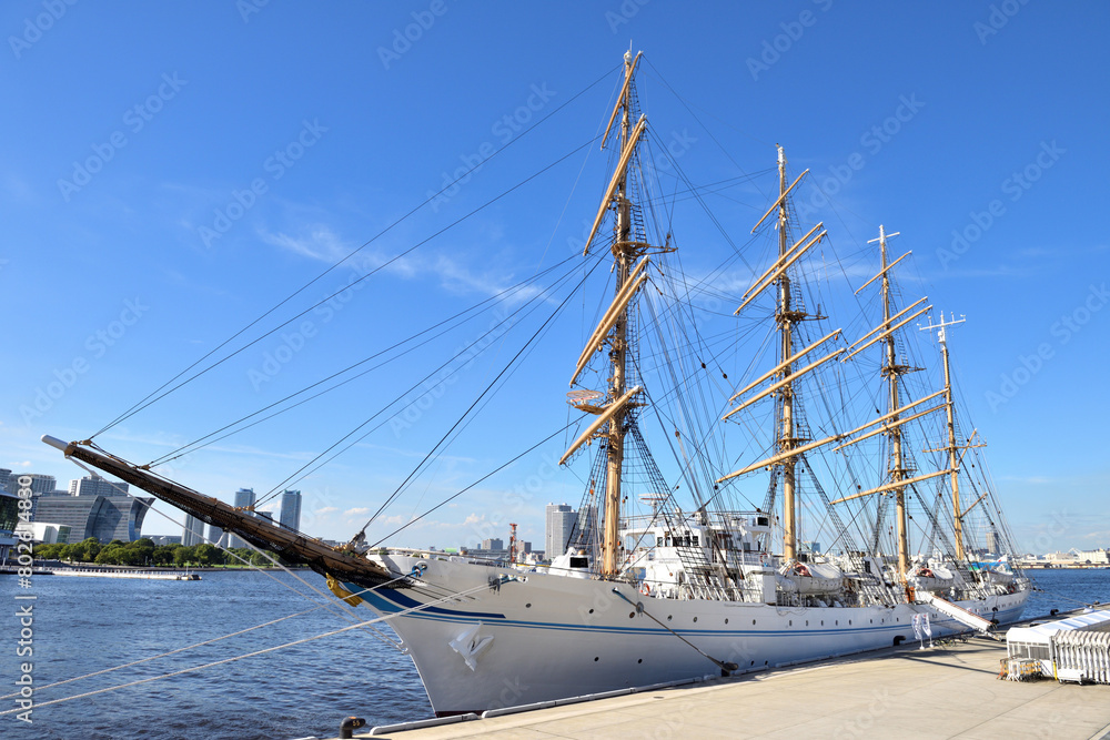 横浜新港に停泊する帆船