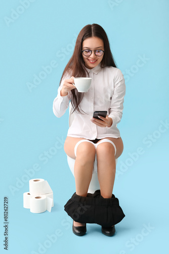 Young Asian businesswoman w...