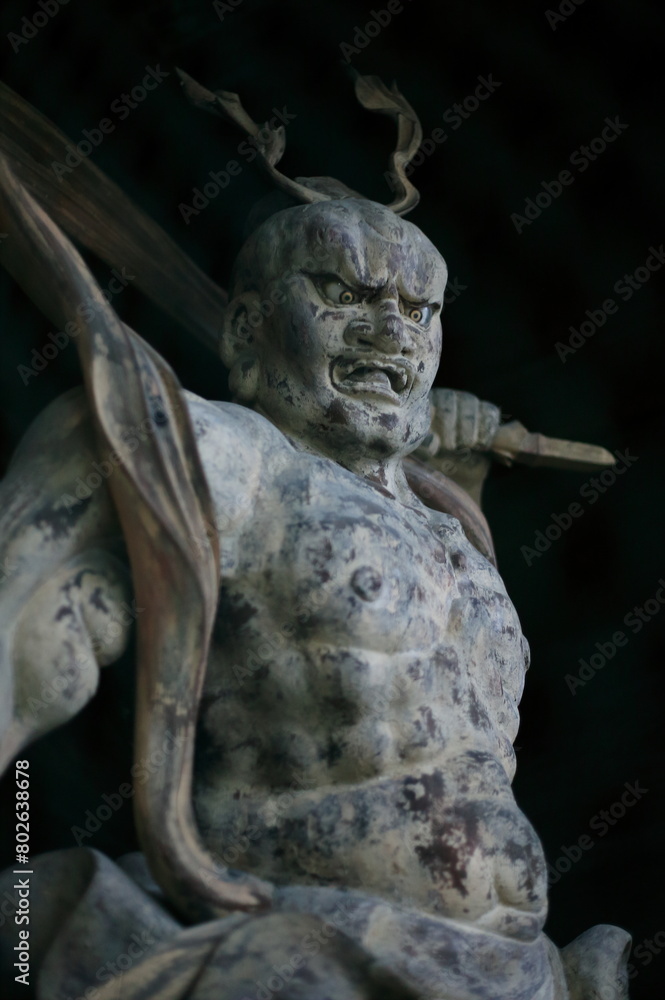 Obraz premium 善通寺誕生院の金剛力士像は、 仁王門が建つ誕生院（西院）は、空海が誕生した佐伯氏の邸宅跡に建てられたとされてきました 