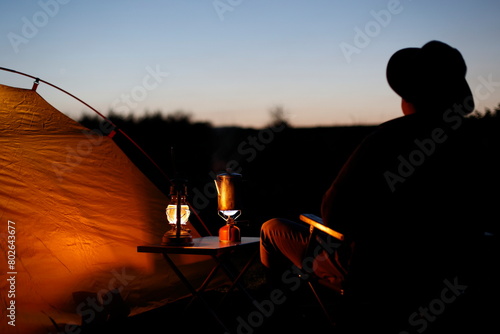 夕暮れのキャンプを楽しむ男性 photo