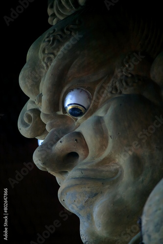 高野山大門の仁王像（金剛力士立像）は、その大きさからすると、奈良の東大寺南大門の仁王像に次ぐ、我が国二番目の巨像となるようです。 photo
