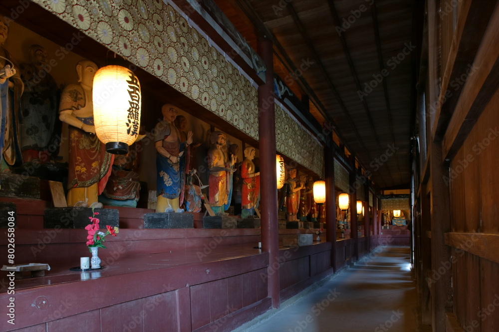 四国八十八ヶ所霊場寺院 ; 寺院名, 地蔵寺 （じぞうじ）地元の人々から「羅漢(らかん)さん」と呼ばれる四国八十八ヶ所霊場第五番札所、地蔵寺(じぞうじ)。四国八十八ヶ所霊場では唯一の勝軍(しょうぐん)地蔵菩薩像を本尊とするほか、奥の院では、等身大の五百羅漢彩色木像を拝むことができる。