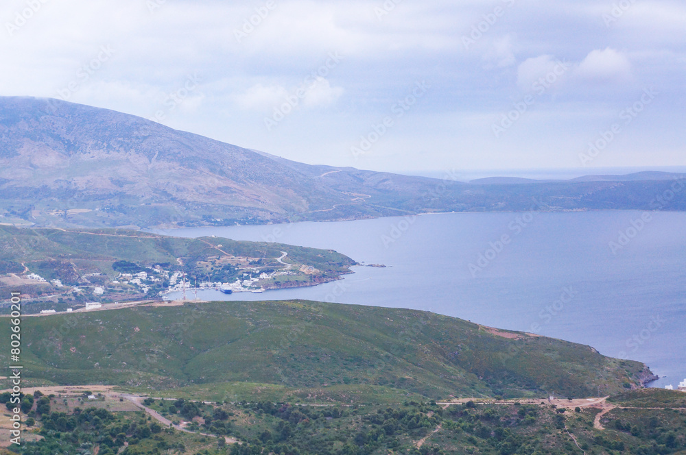 ギリシャの離島、スキロス島の高台から眺める島の風景
