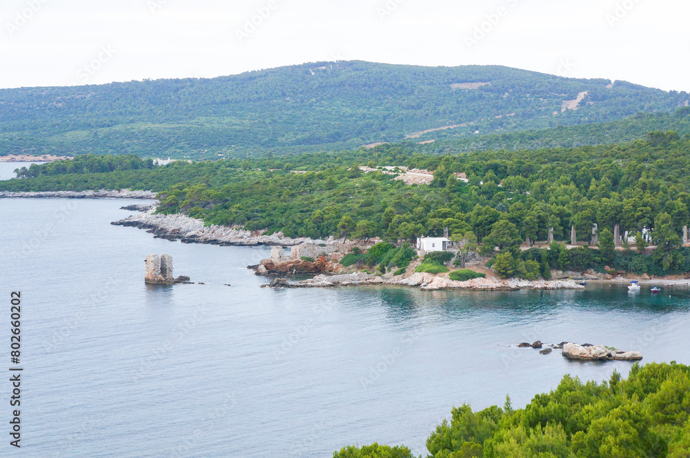 高台から眺めるスキロス島のとある海岸線の風景