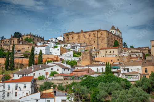 Vista panorámica del casco histórico de la ciudad española de Cáceres con vistas a los tejados de tejas marrones de edificios antiguos alrededor de la plaza principal en el soleado día de primavera, 