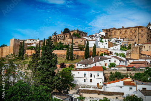 Vista panorámica del casco histórico de la ciudad española de Cáceres con vistas a los tejados de tejas marrones de edificios antiguos alrededor de la plaza principal en el soleado día de primavera, 