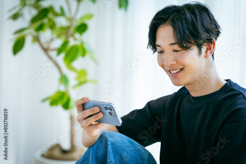 スマホを操作する若い男性