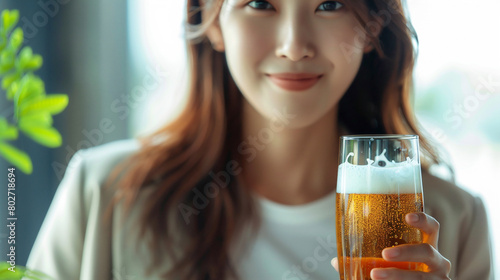 お酒を飲む女性のポートレート