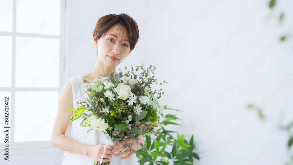ブーケを持つ40代女性