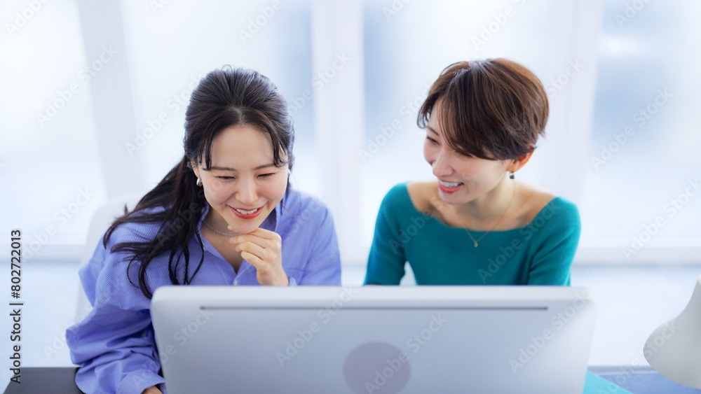 仕事をする女性ビジネスパーソンたち