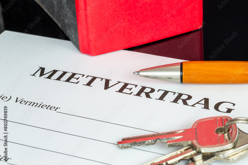 Symbolbild Mietvertrag Nahaufnahme von einem Mietvertrag und Haustürschlüssel Stock Photo