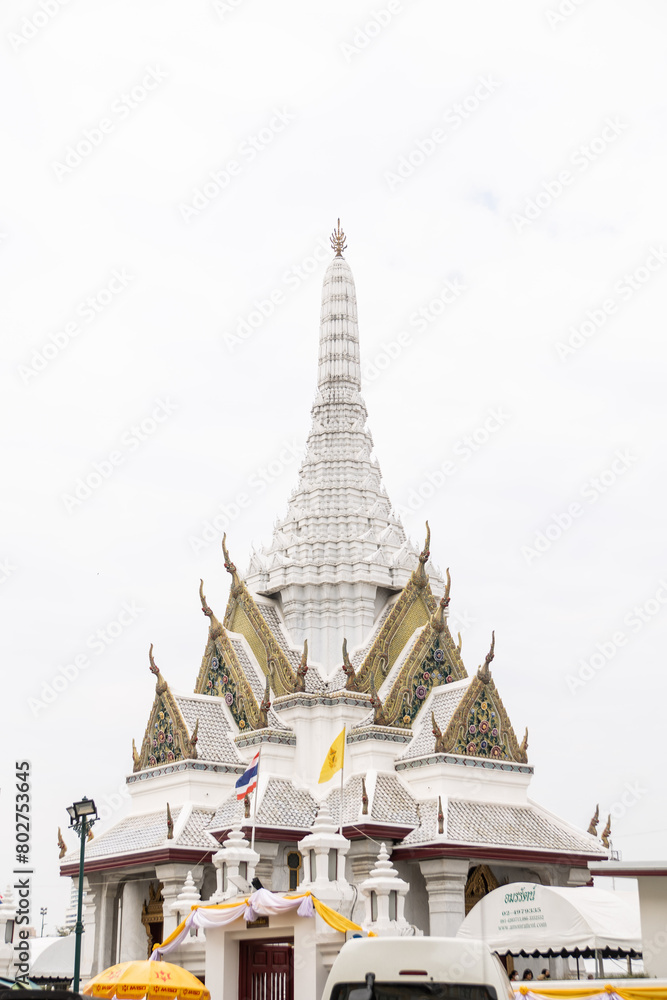 Fototapeta premium grand white stupa behind buddhist temple in bangkok thailand