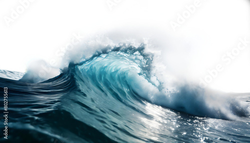 透明な背景に打ち寄せる巨大な海の波 © KS
