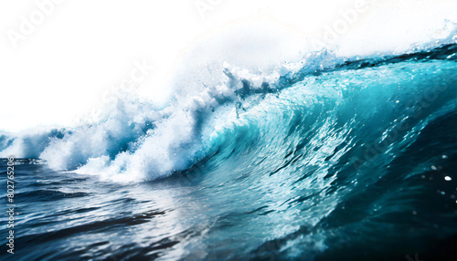 透明な背景に打ち寄せる巨大な海の波