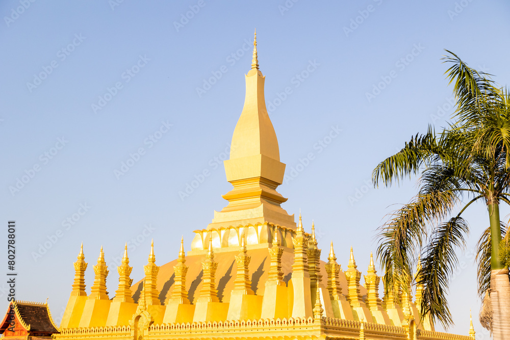 Naklejka premium Pha That Luang bright golden stupa of buddhist temple in vientiane laos