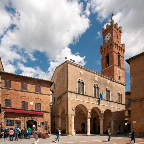 Italia, Toscana, provincia di Siena, la città di Pienza, il Palazzo Comunale. photo