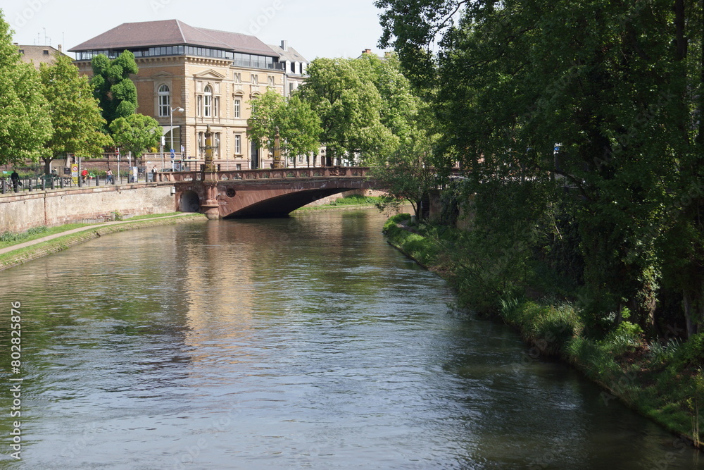 Obraz premium Der Fluss ill durch Strassburg und seine Brücken