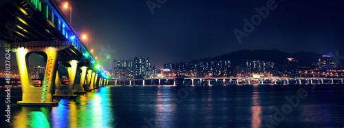 아름다운 조명이 있는 한강 광진교의 야경 photo