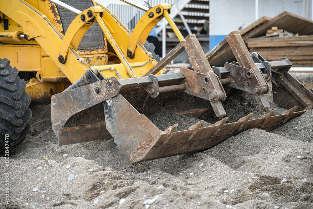 Fototapeta premium Baumaschinen arbeiten auf Sand.