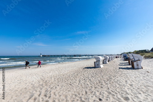 Zingster Strand mit Seebr  cke und Strandk  rben.