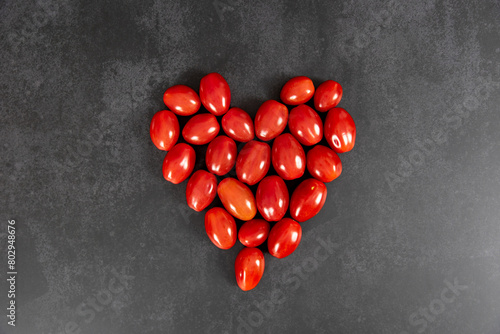 Cherry Tomaten liebevoll zu einem Herz dekoriert
