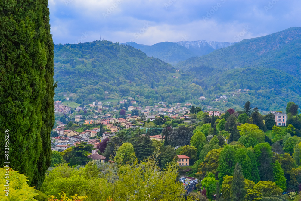 Obraz premium Landscape of Lake Como with views of the lake surface and majestic mountains