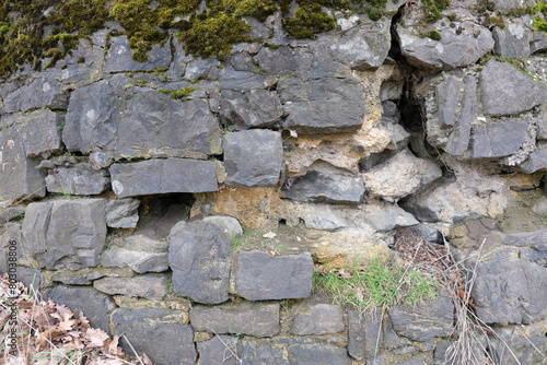 FU 2023-03-12 Steinbach 603 Blick auf die Struktur einer Mauer aus Steinen