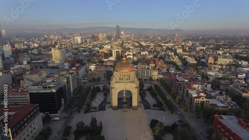 Vista de pase superior por el Monumento a la Revolución, Ciudad de México.