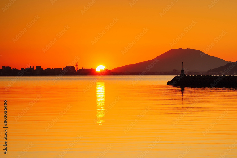 福岡 今宿、可也山方面に沈む夕日 福岡 今宿、可也山方面に沈む夕日