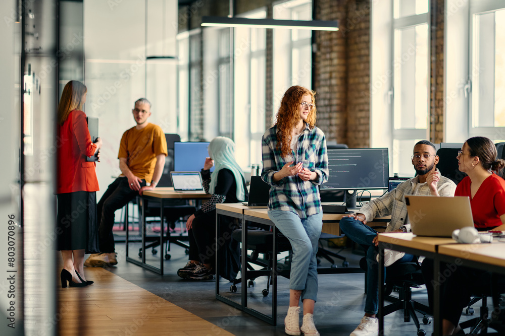 Ταπετσαρία A diverse group of young business individuals congregates in a modern startup co