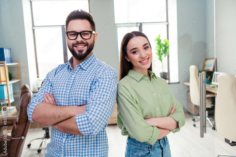 Photo of good mood confident employers dressed shirts smiling arms crossed indoors workshop workstation Photo of good mood confident employers dressed shirts smiling arms crossed indoors workshop workstation