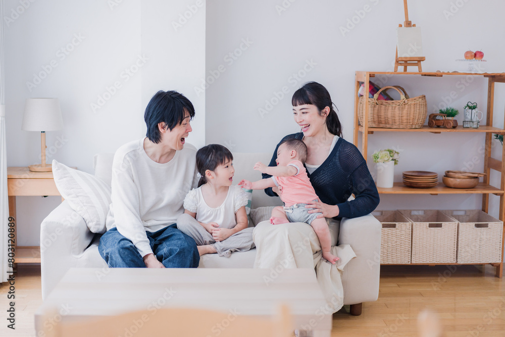 家族団らんの時間を過ごす家族 家族団らんの時間を過ごす家族