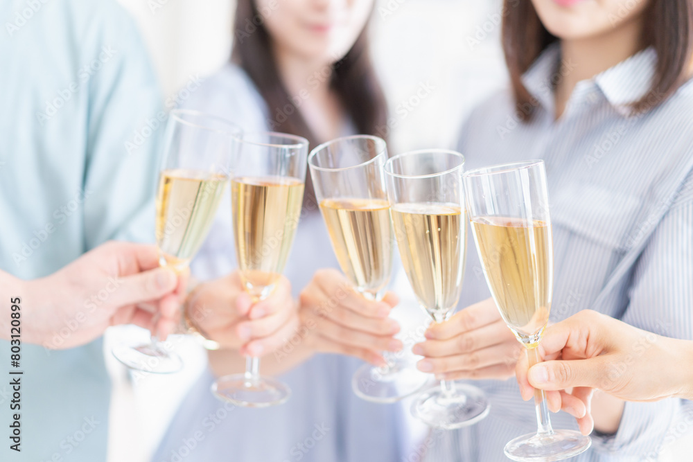 乾杯をする若い男女 乾杯をする若い男女