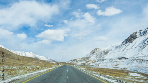 The road at the end of the Pakistan-China border is covered with snow on both sides.