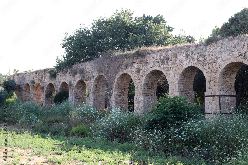 Obraz premium An ancient aqueduct for supplying water to populated areas in Israel.