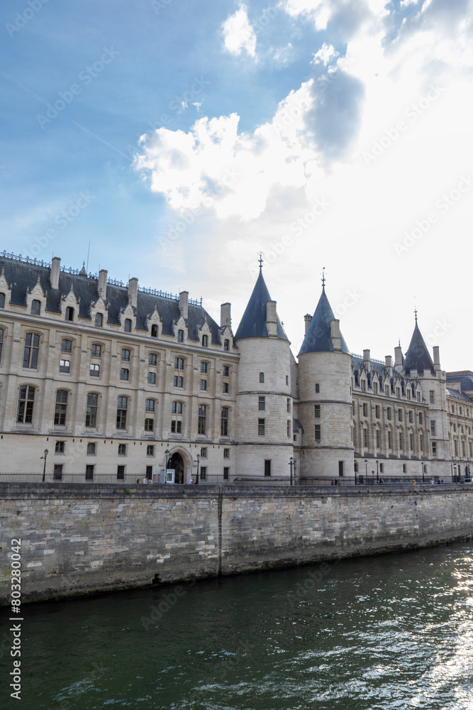 The Conciergerie museum will be the prison annexed to the courts of justice that is part of the royal palace of the French kings located on an island of the Seine River