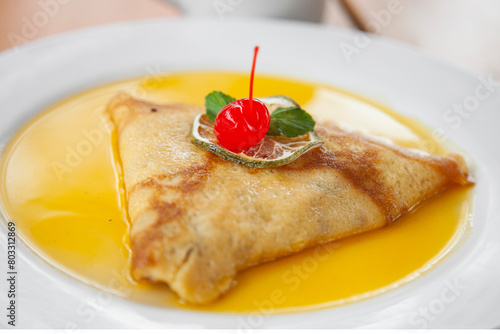 Obraz na płótnie Crepas con leche condensada y amaranto