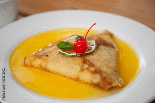 Obraz na płótnie Crepas con leche condensada y amaranto