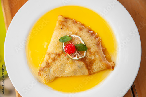 Obraz na płótnie Crepas con leche condensada y amaranto