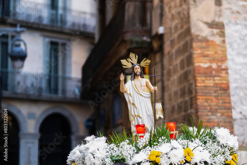 Eine Jesus Figur wird durch die Innenstadt von Barcelona getragen