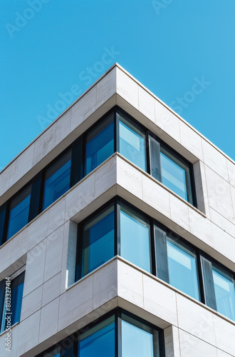 façade d'un bâtiment à l'architecture moderne sur ciel bleu © Sébastien Jouve