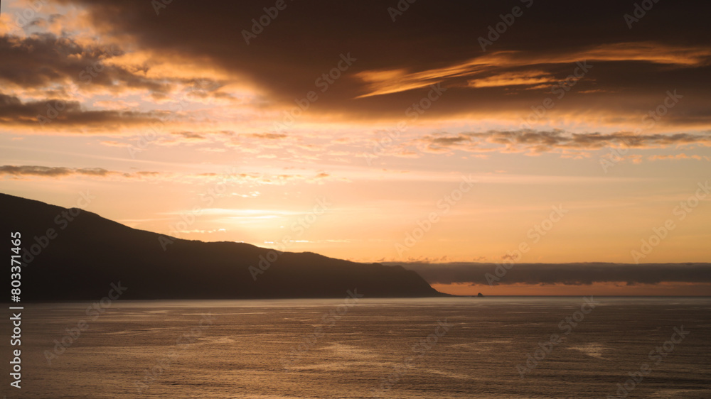 Obraz premium Orange dramatic sunset over the ocean