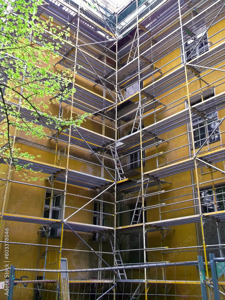 Obraz premium Rüstung an einem Gebäude zur Sanierung